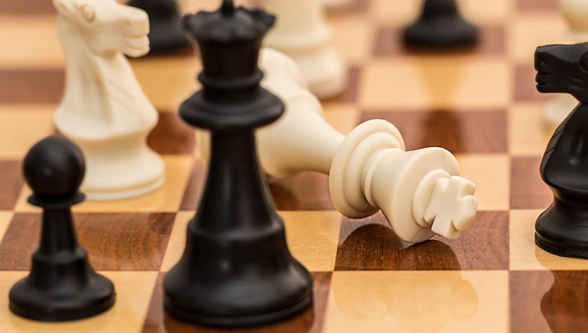 益智解谜小游戏关卡界面，网格棋盘上散布着带数字的方块，顶部显示剩余步数